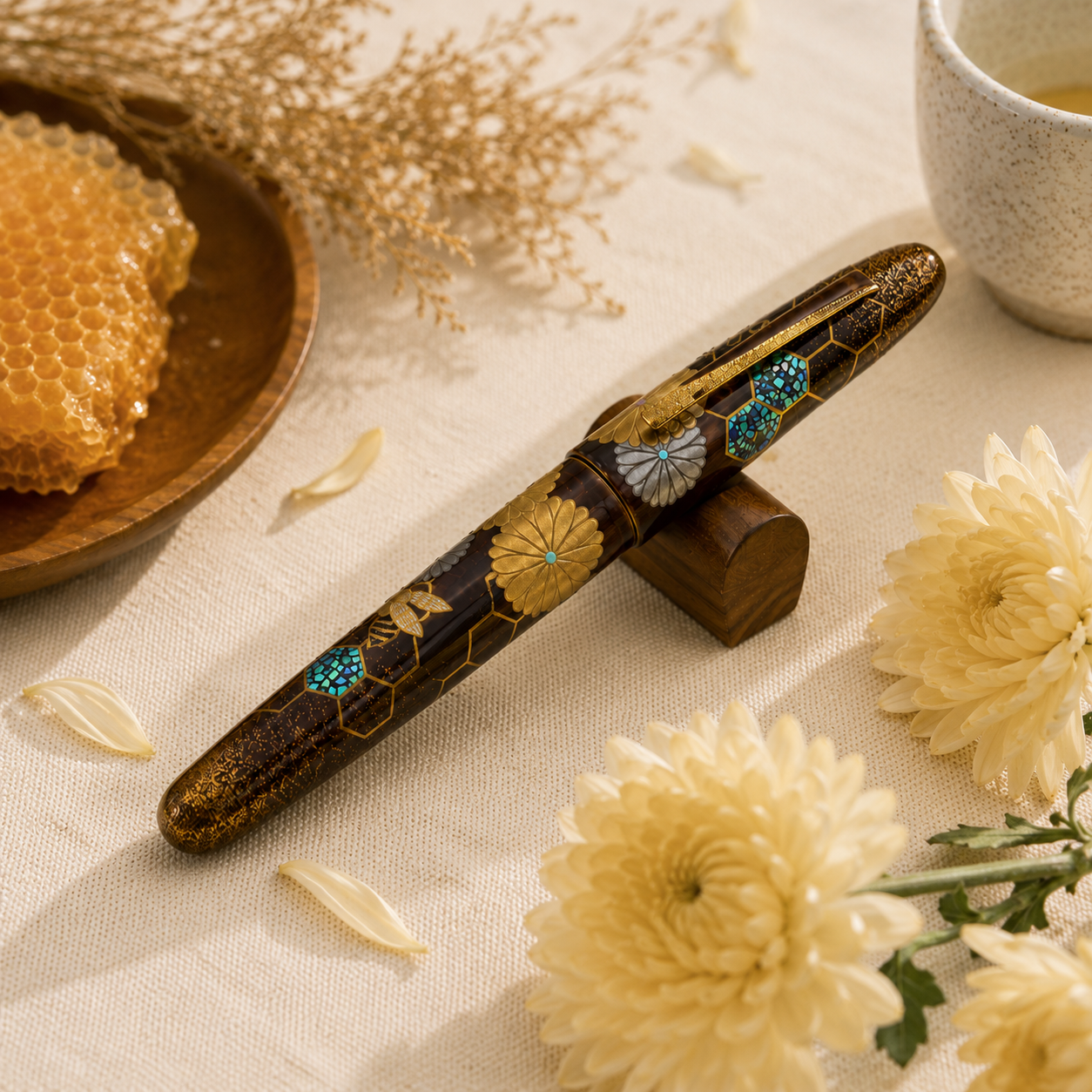 TACCIA Empress Imperial Honeybee Maki-e Limited Edition Fountain Pen